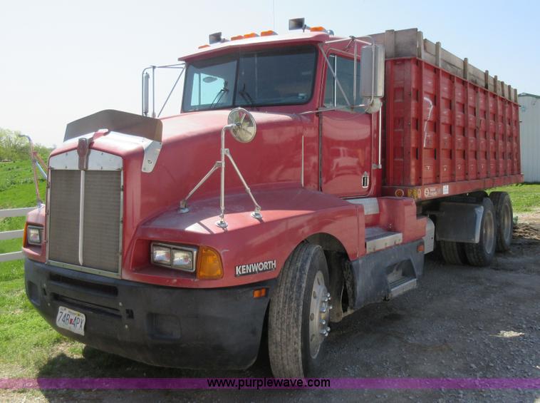 image for item I4596 1988 Kenworth T600 grain truck