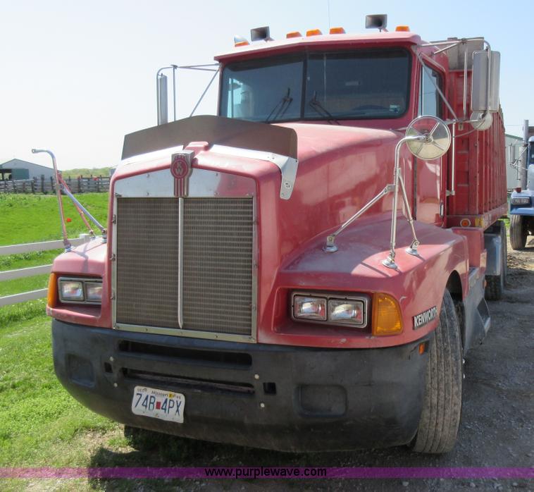 image for item I4596 1988 Kenworth T600 grain truck