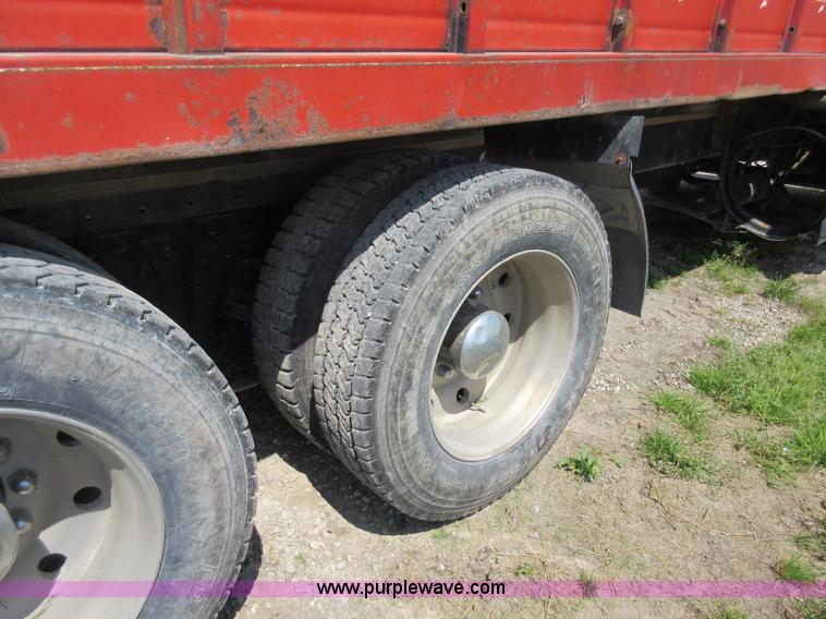 image for item I4596 1988 Kenworth T600 grain truck