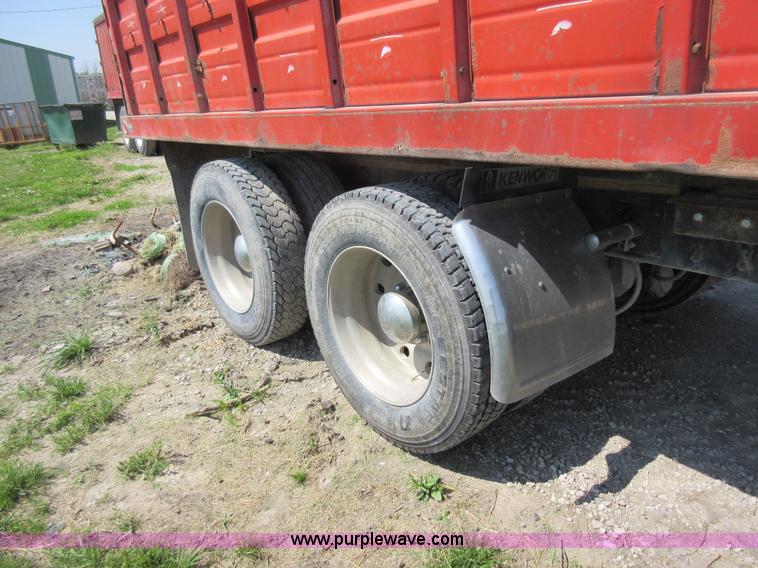 image for item I4596 1988 Kenworth T600 grain truck