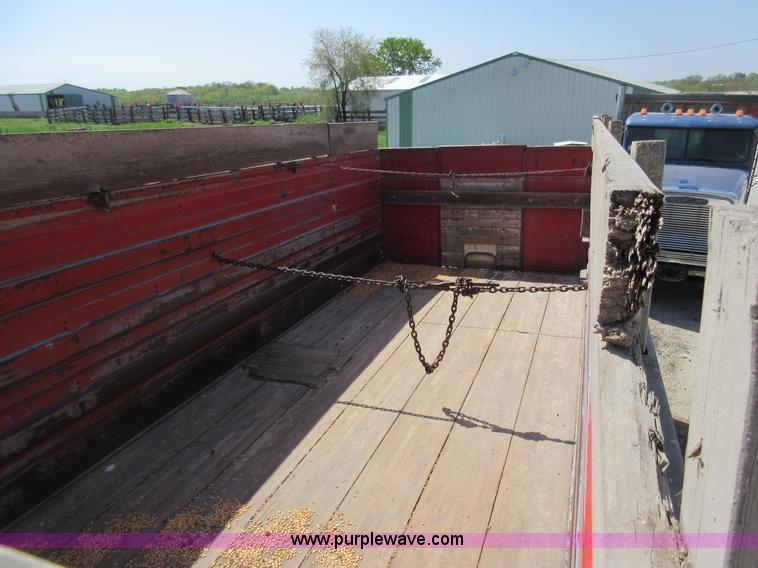 image for item I4596 1988 Kenworth T600 grain truck