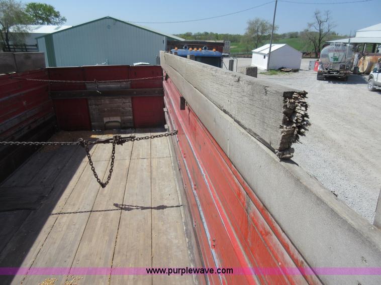 image for item I4596 1988 Kenworth T600 grain truck