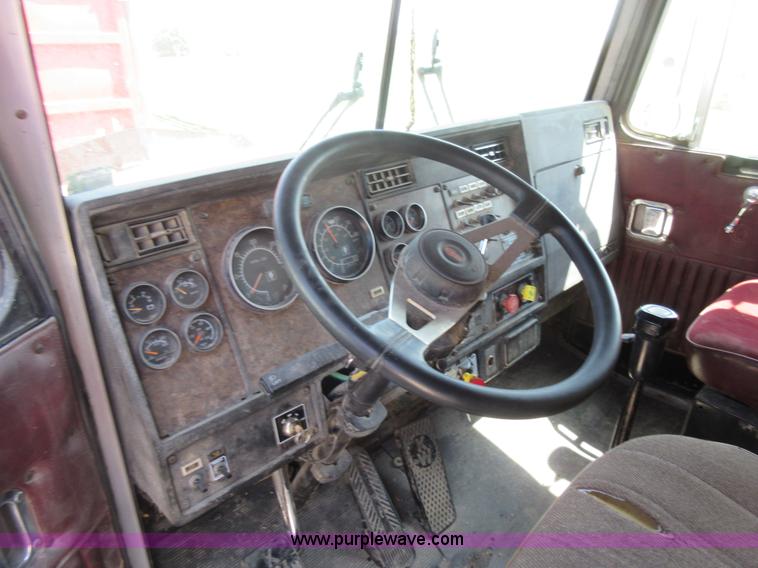 image for item I4596 1988 Kenworth T600 grain truck