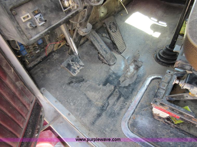 image for item I4596 1988 Kenworth T600 grain truck