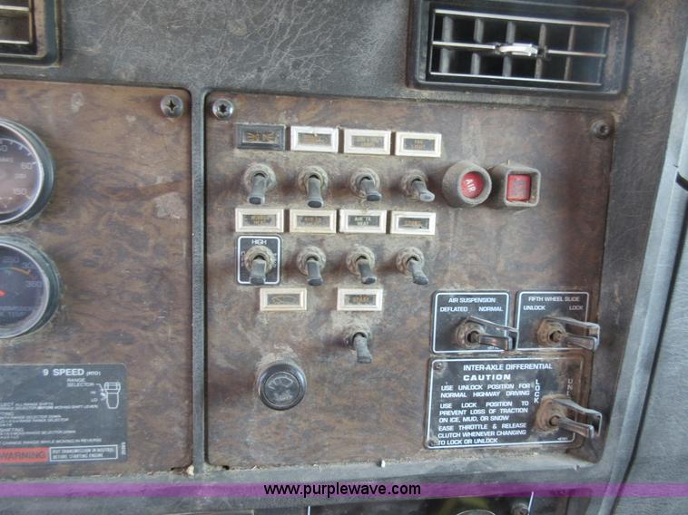 image for item I4596 1988 Kenworth T600 grain truck