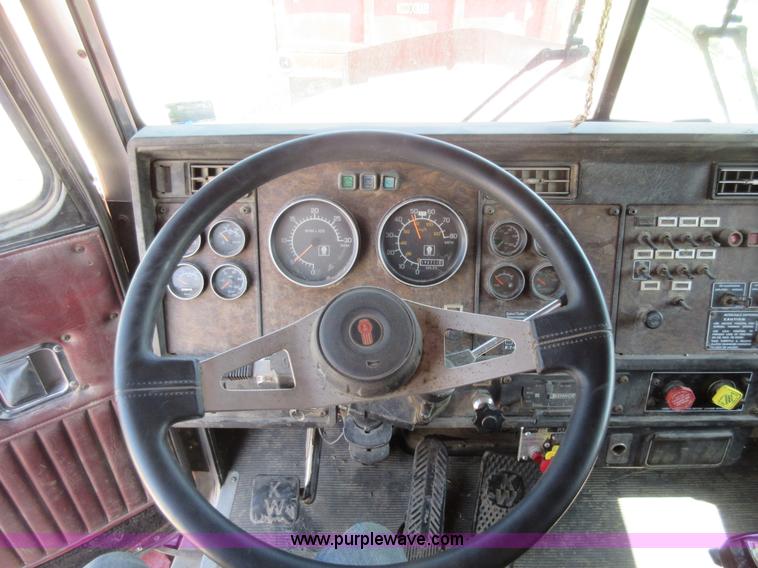 image for item I4596 1988 Kenworth T600 grain truck
