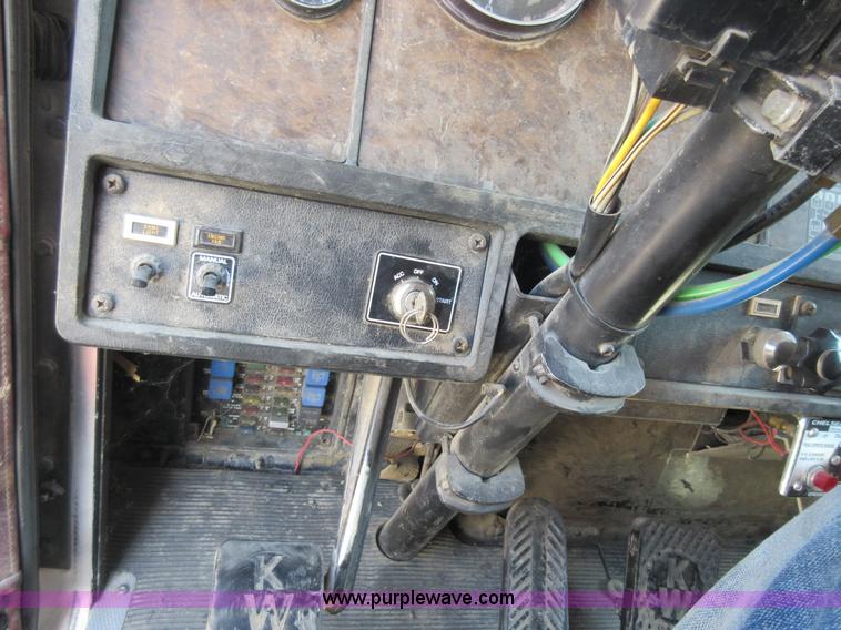 image for item I4596 1988 Kenworth T600 grain truck