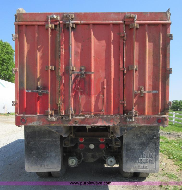 image for item I4597 1991 Freightliner FLD120SD grain truck