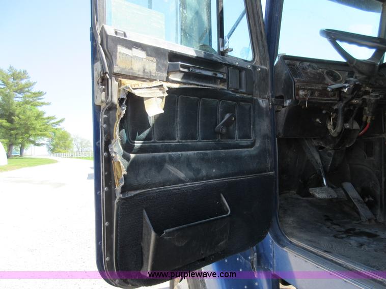 image for item I4597 1991 Freightliner FLD120SD grain truck