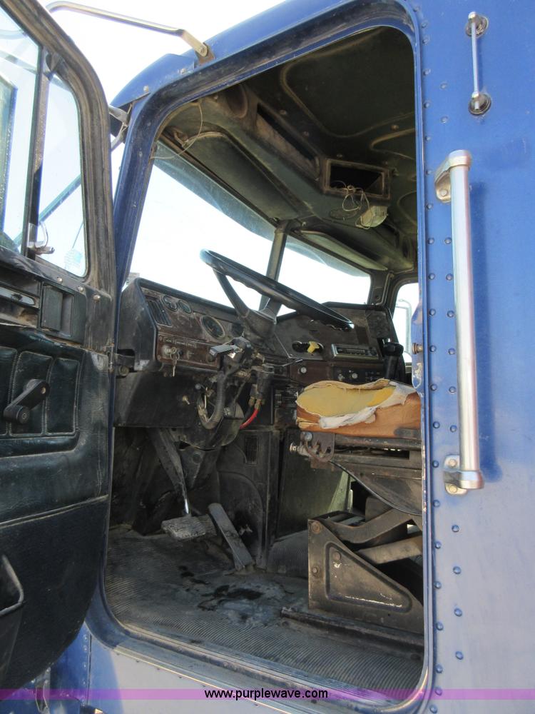 image for item I4597 1991 Freightliner FLD120SD grain truck