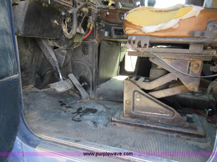 image for item I4597 1991 Freightliner FLD120SD grain truck