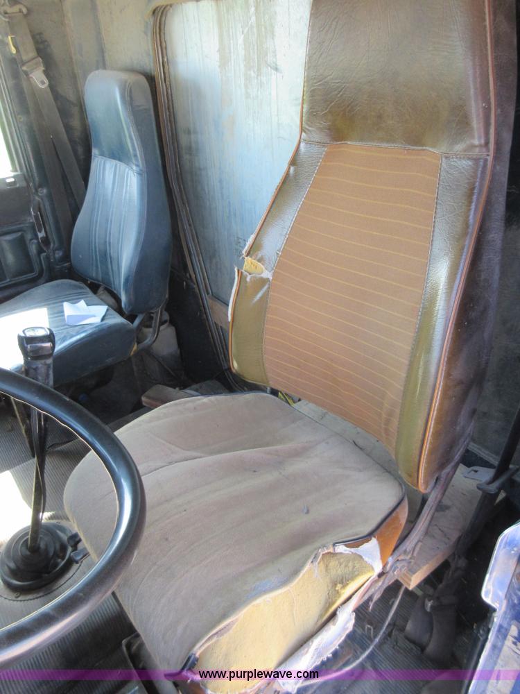 image for item I4597 1991 Freightliner FLD120SD grain truck