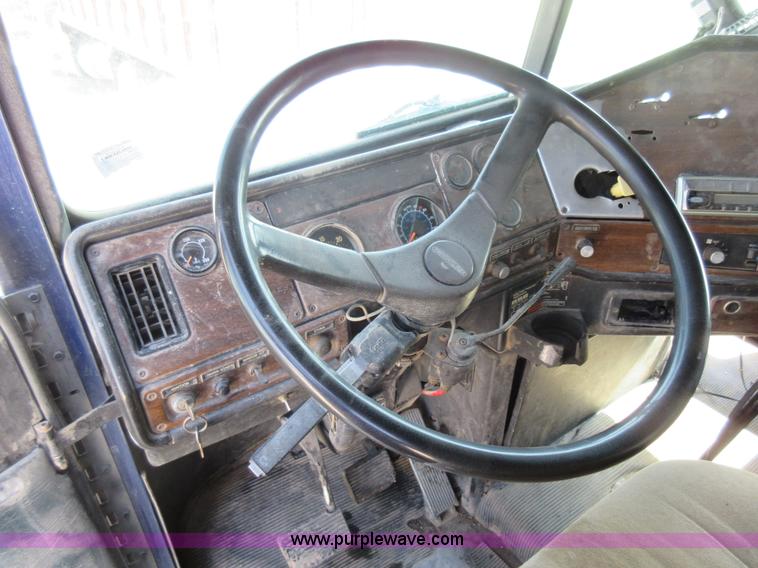 image for item I4597 1991 Freightliner FLD120SD grain truck