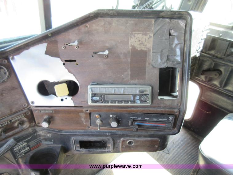 image for item I4597 1991 Freightliner FLD120SD grain truck