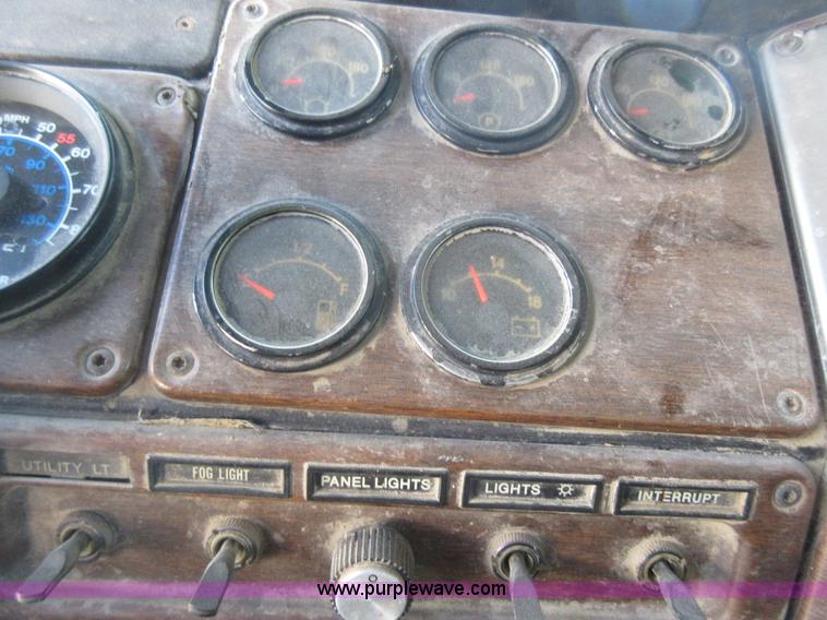 image for item I4597 1991 Freightliner FLD120SD grain truck