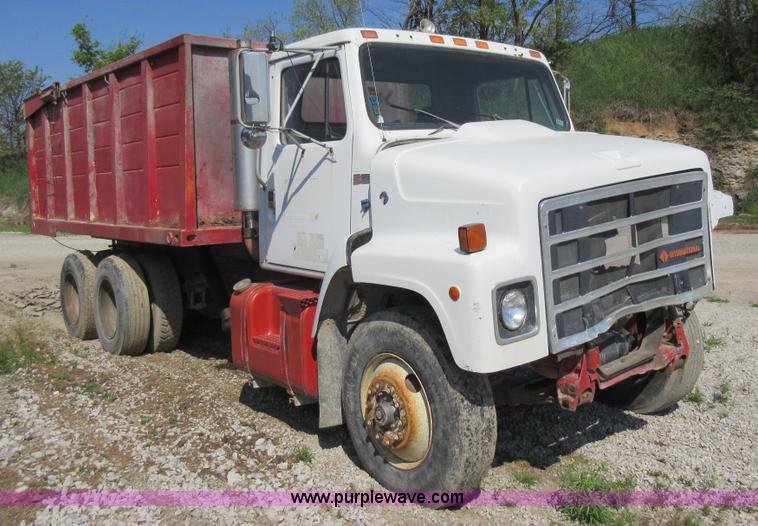 image for item I4603 1988 International F2375 grain truck