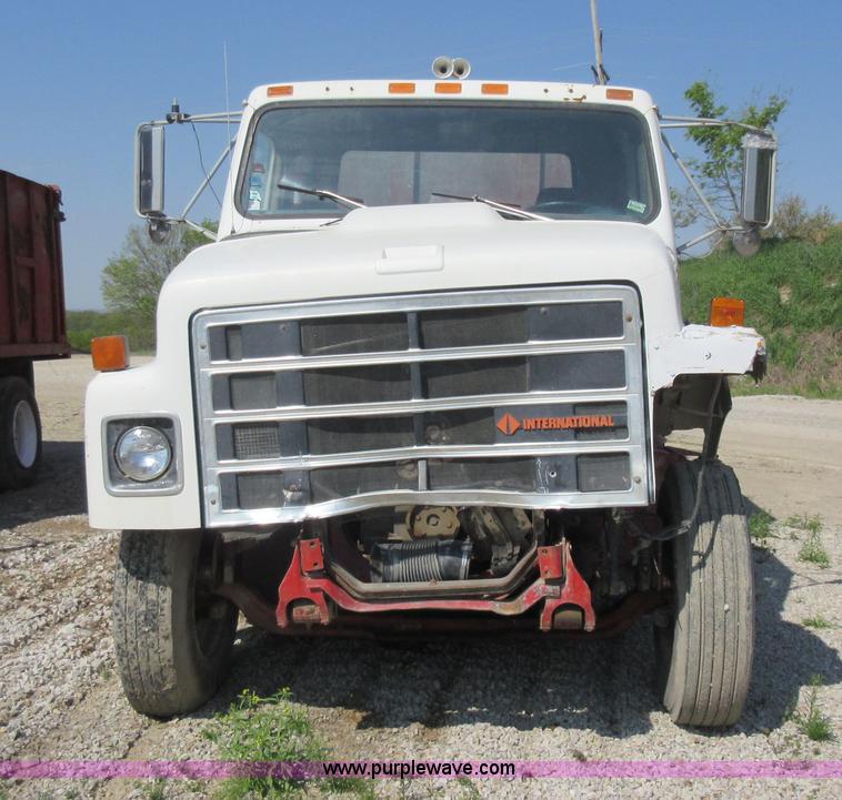 image for item I4603 1988 International F2375 grain truck