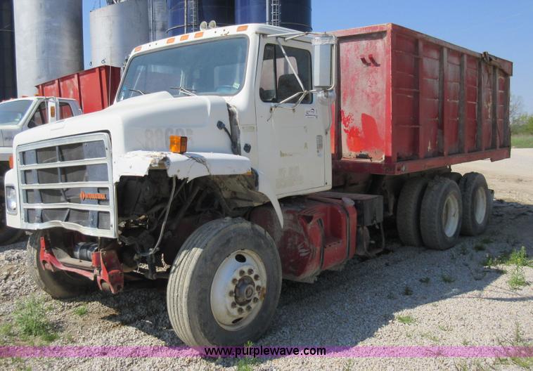 image for item I4603 1988 International F2375 grain truck