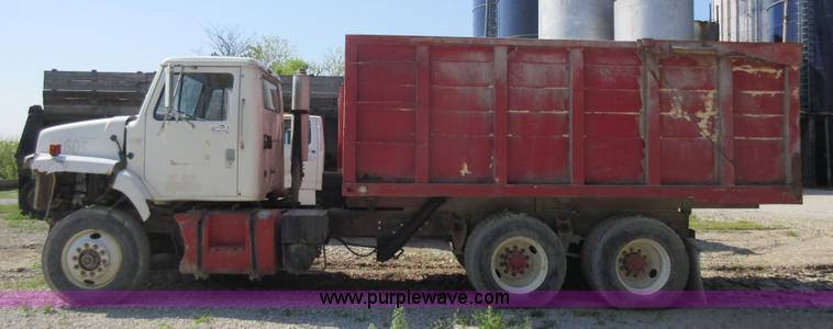 image for item I4603 1988 International F2375 grain truck