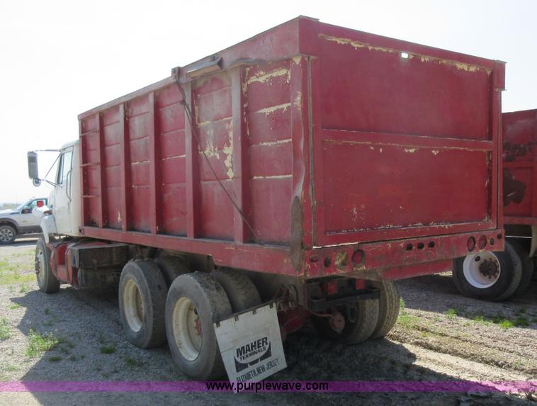 image for item I4603 1988 International F2375 grain truck