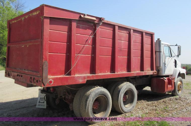 image for item I4603 1988 International F2375 grain truck