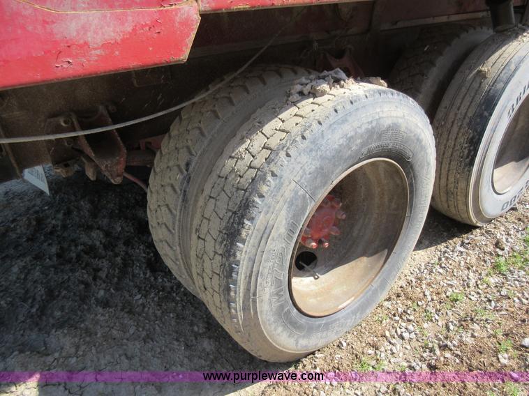 image for item I4603 1988 International F2375 grain truck