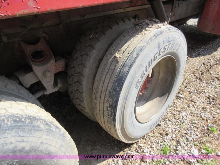 image for item I4603 1988 International F2375 grain truck