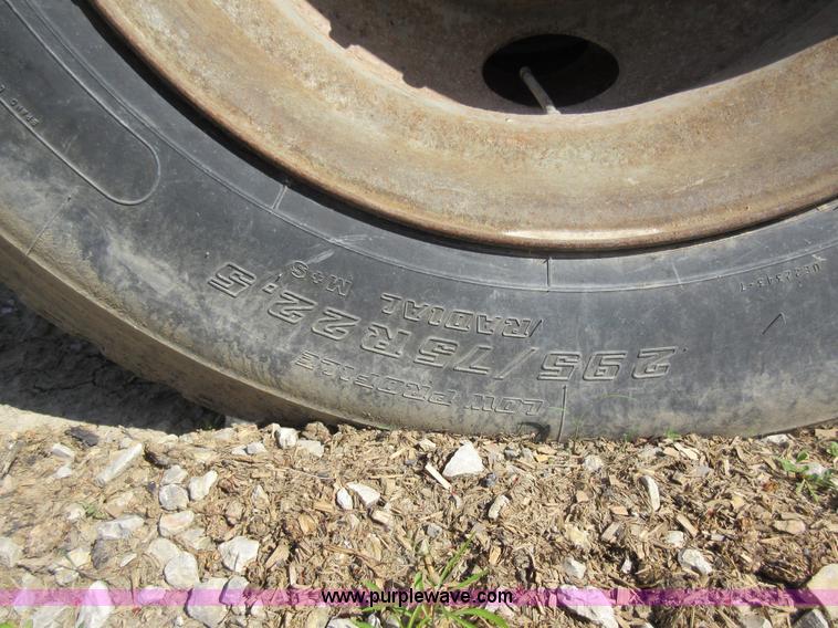 image for item I4603 1988 International F2375 grain truck