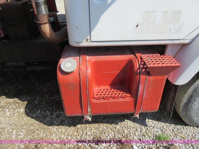 image for item I4603 1988 International F2375 grain truck