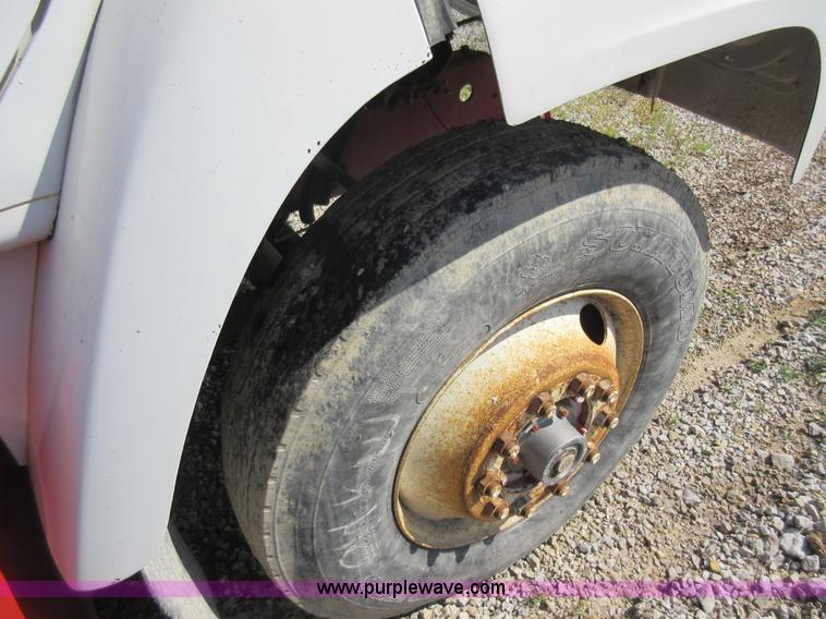 image for item I4603 1988 International F2375 grain truck