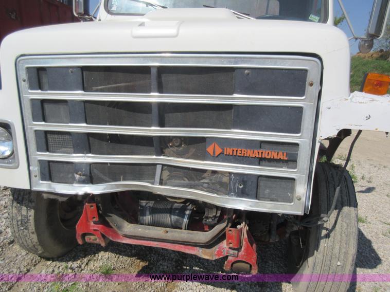 image for item I4603 1988 International F2375 grain truck