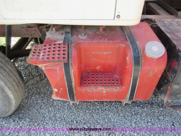 image for item I4603 1988 International F2375 grain truck