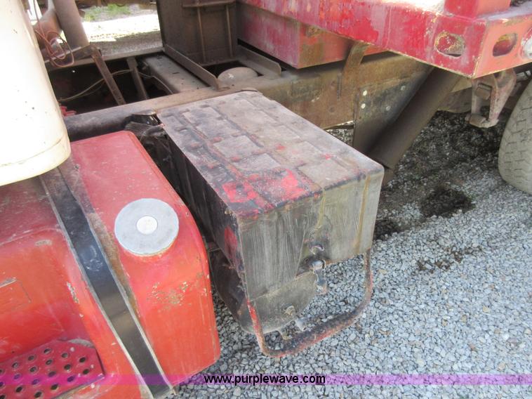 image for item I4603 1988 International F2375 grain truck