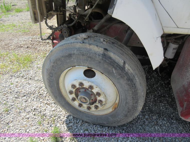 image for item I4603 1988 International F2375 grain truck