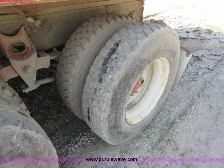 image for item I4603 1988 International F2375 grain truck