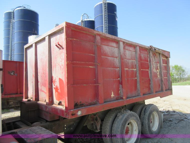 image for item I4603 1988 International F2375 grain truck