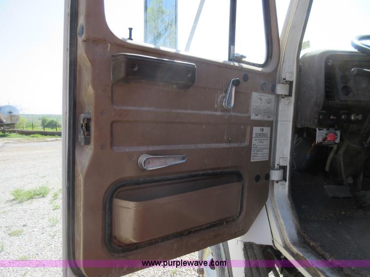 image for item I4603 1988 International F2375 grain truck