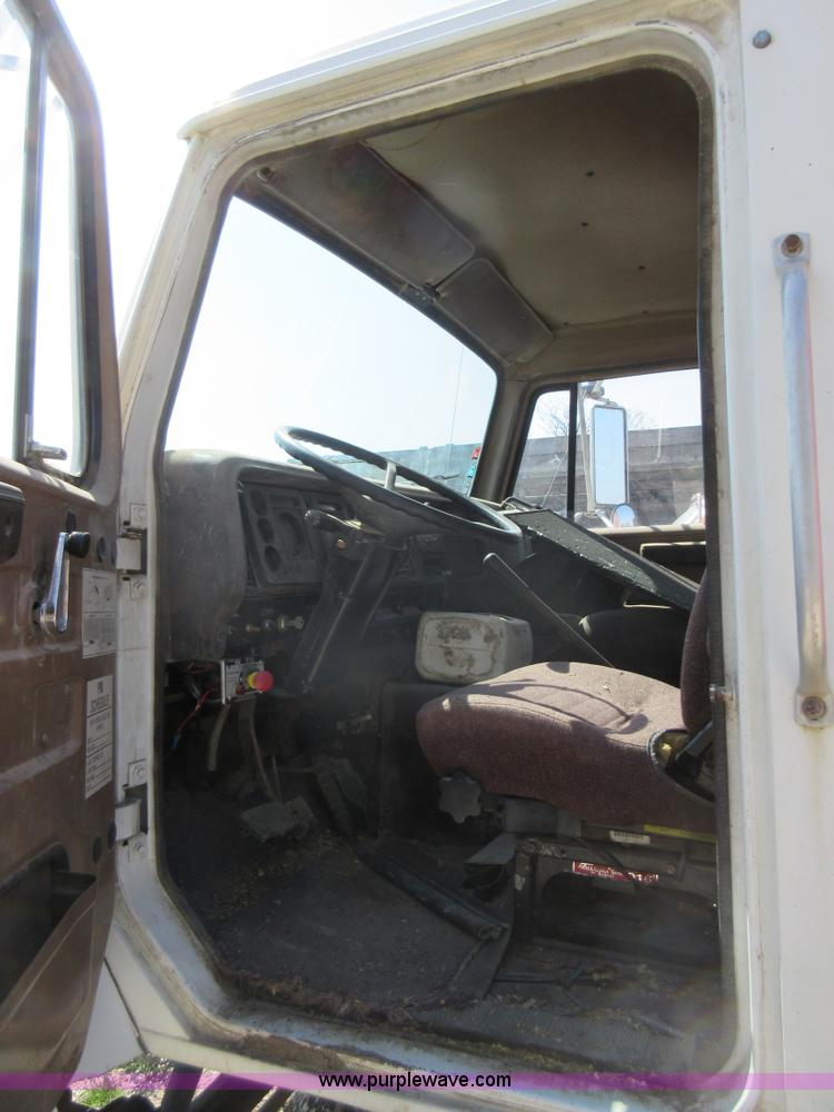 image for item I4603 1988 International F2375 grain truck