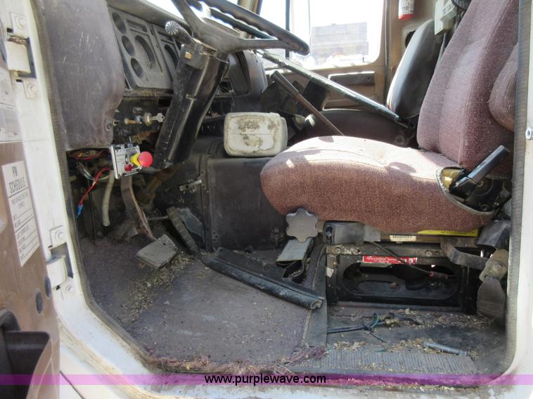 image for item I4603 1988 International F2375 grain truck