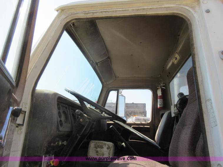 image for item I4603 1988 International F2375 grain truck