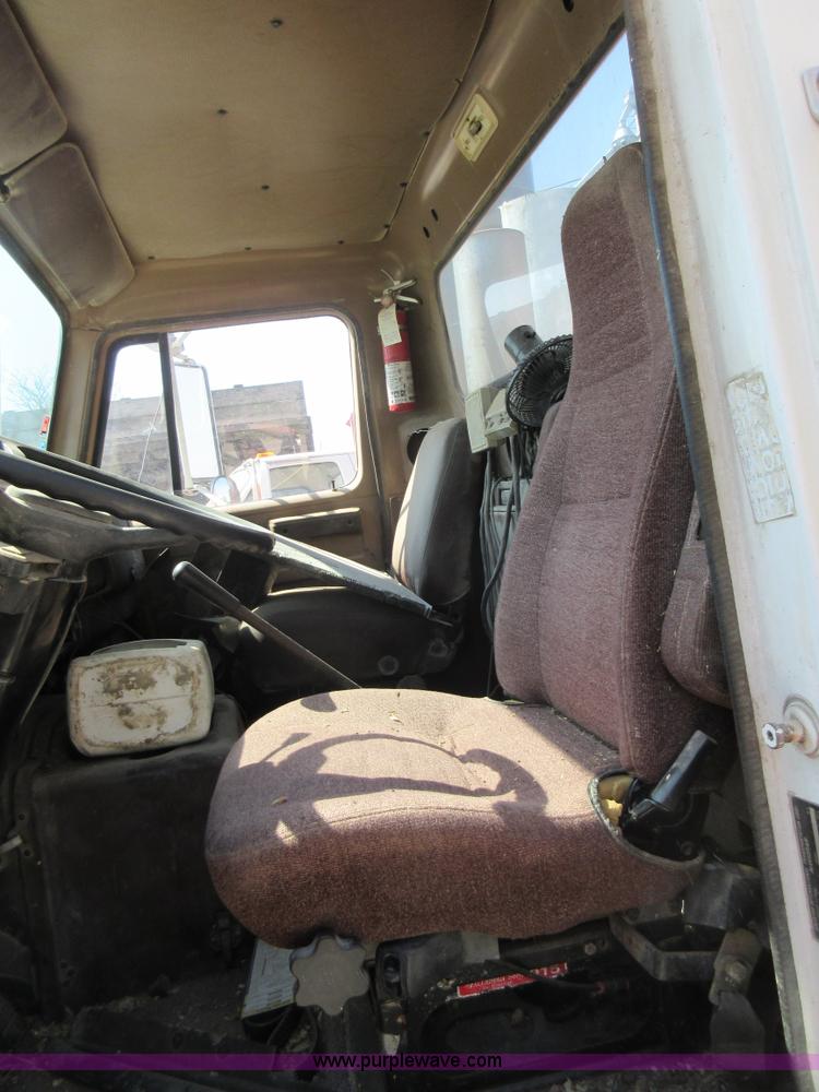 image for item I4603 1988 International F2375 grain truck