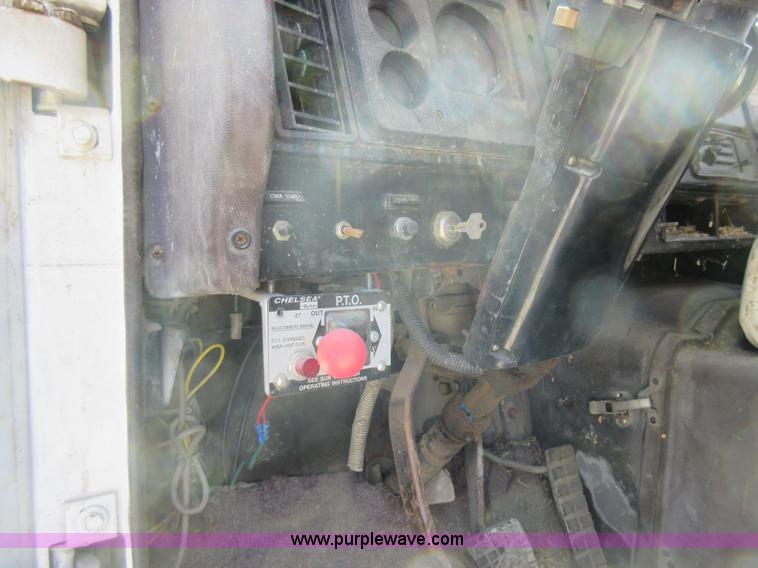 image for item I4603 1988 International F2375 grain truck