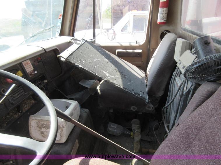 image for item I4603 1988 International F2375 grain truck