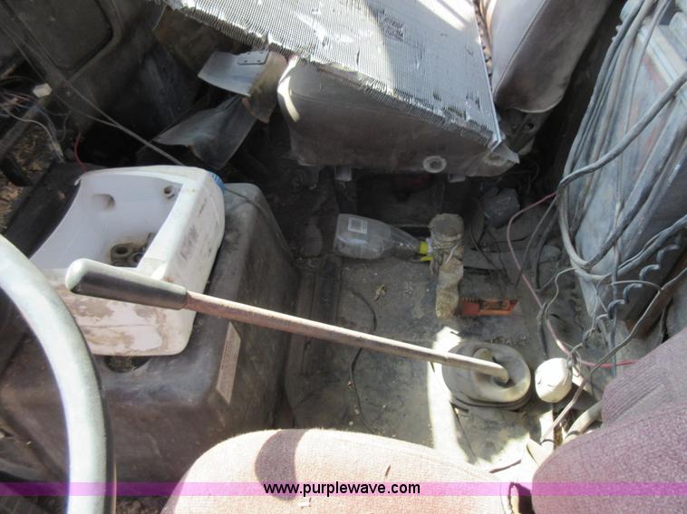 image for item I4603 1988 International F2375 grain truck