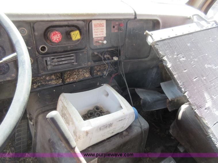 image for item I4603 1988 International F2375 grain truck