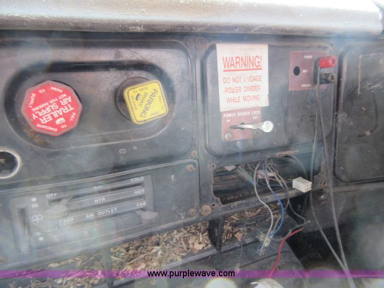 image for item I4603 1988 International F2375 grain truck