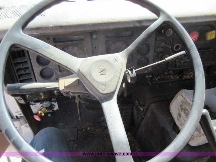 image for item I4603 1988 International F2375 grain truck