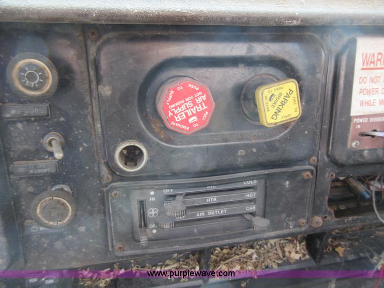 image for item I4603 1988 International F2375 grain truck