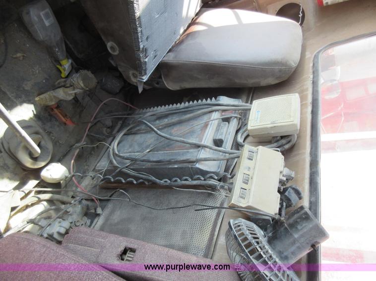 image for item I4603 1988 International F2375 grain truck