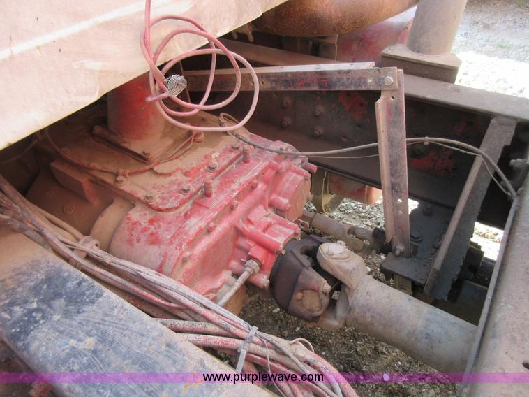 image for item I4603 1988 International F2375 grain truck